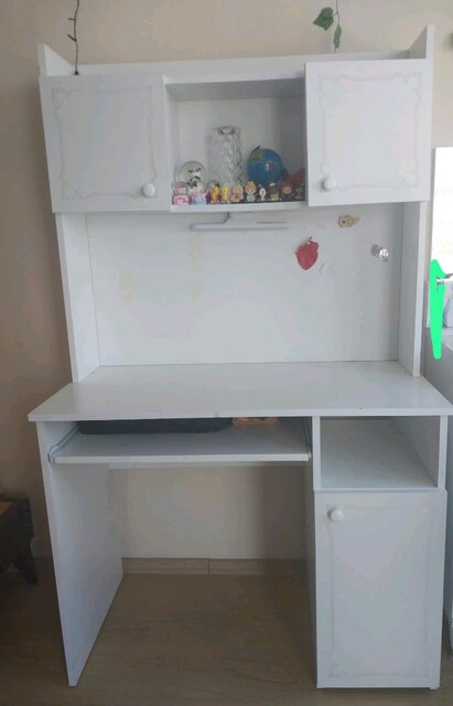 Çalışma masası ve gardolap