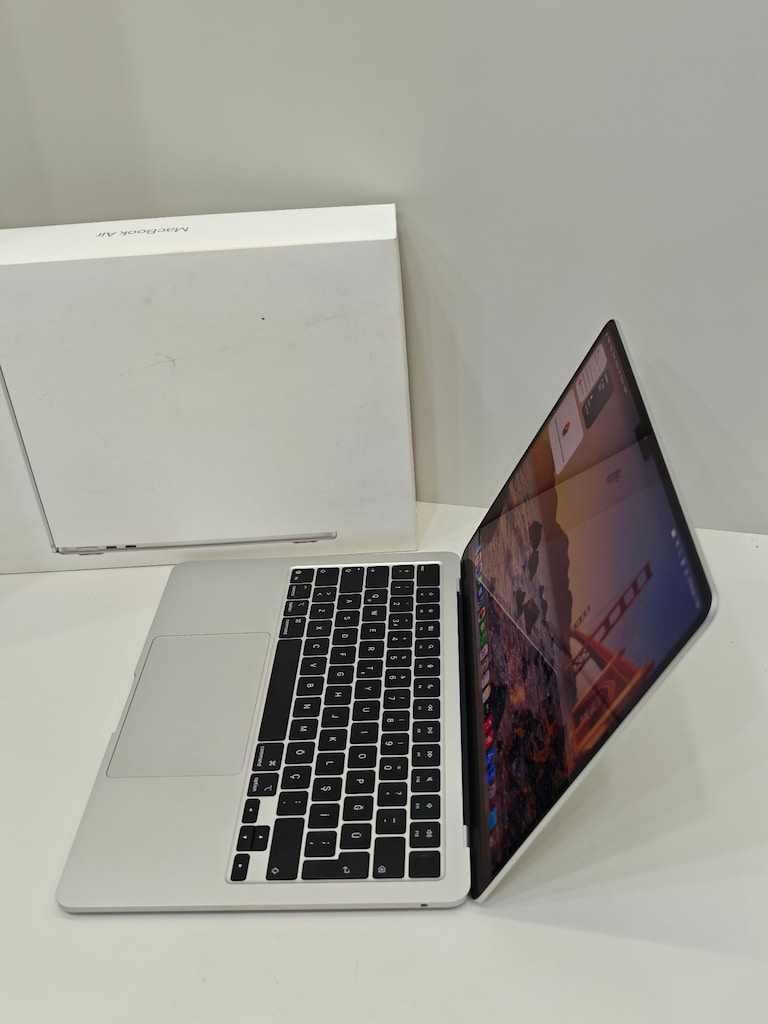 Apple MacBook Air M4 13.6 İnç 16 GB RAM 256 GB SSD Gümüş 2025 - 2
