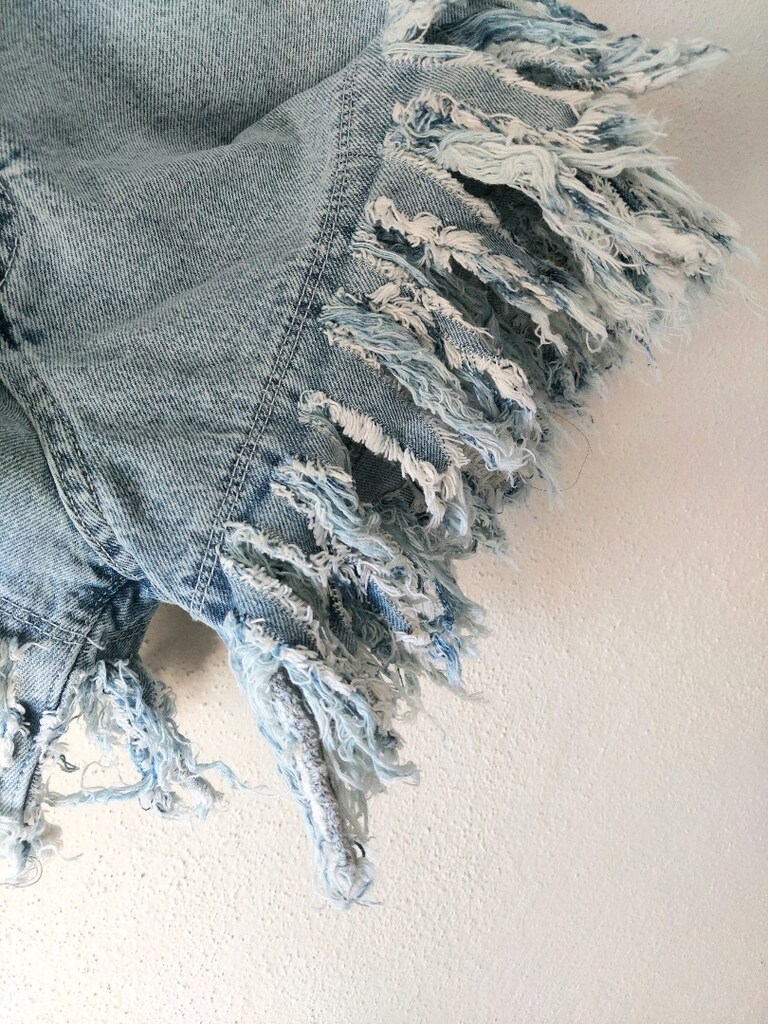 Trendyol Milla Püsküllü yüksek bel Jean mini şort - 4