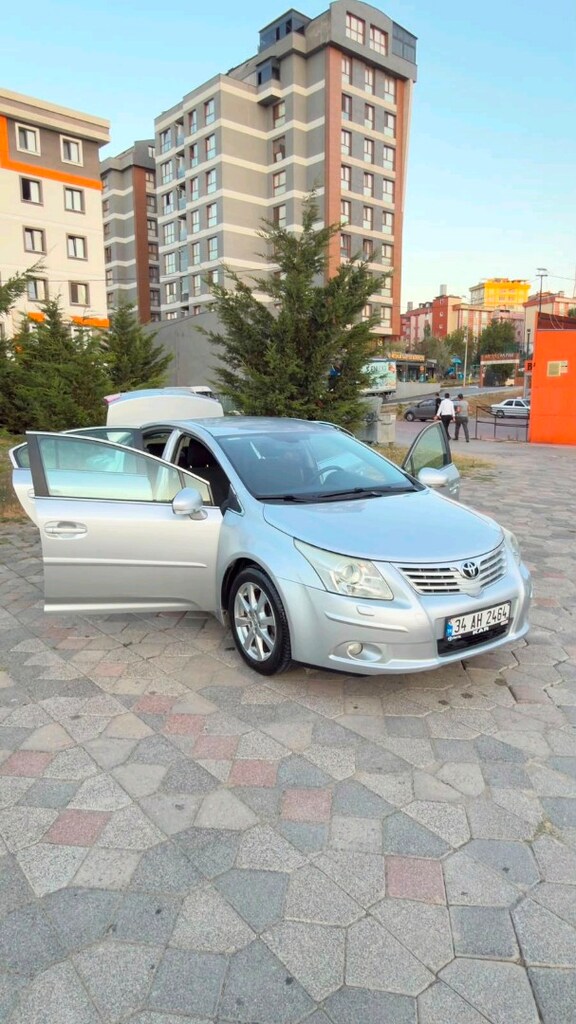 2011 model 83.000km Toyota avensis - 2