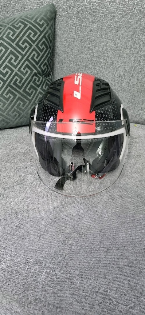 Ls2 yarim kask takasa acık.siperlik sabitttir yukari asaga yapmaz