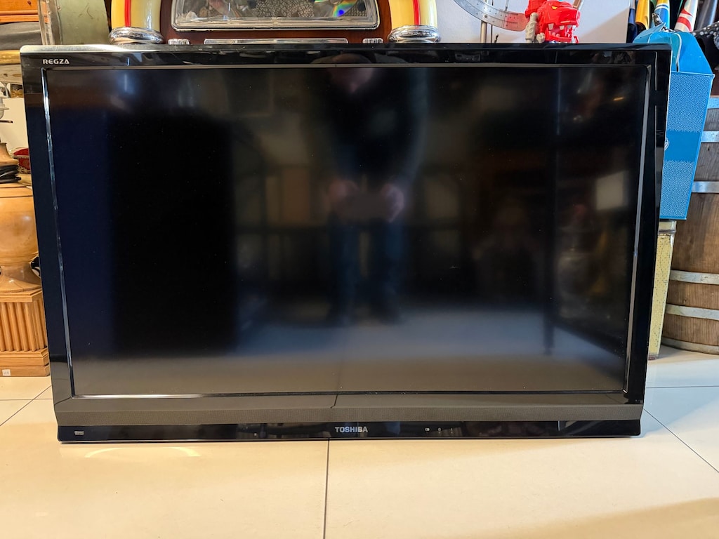 TOSHİBA LCD TELEVİZYON 106 EKRAN