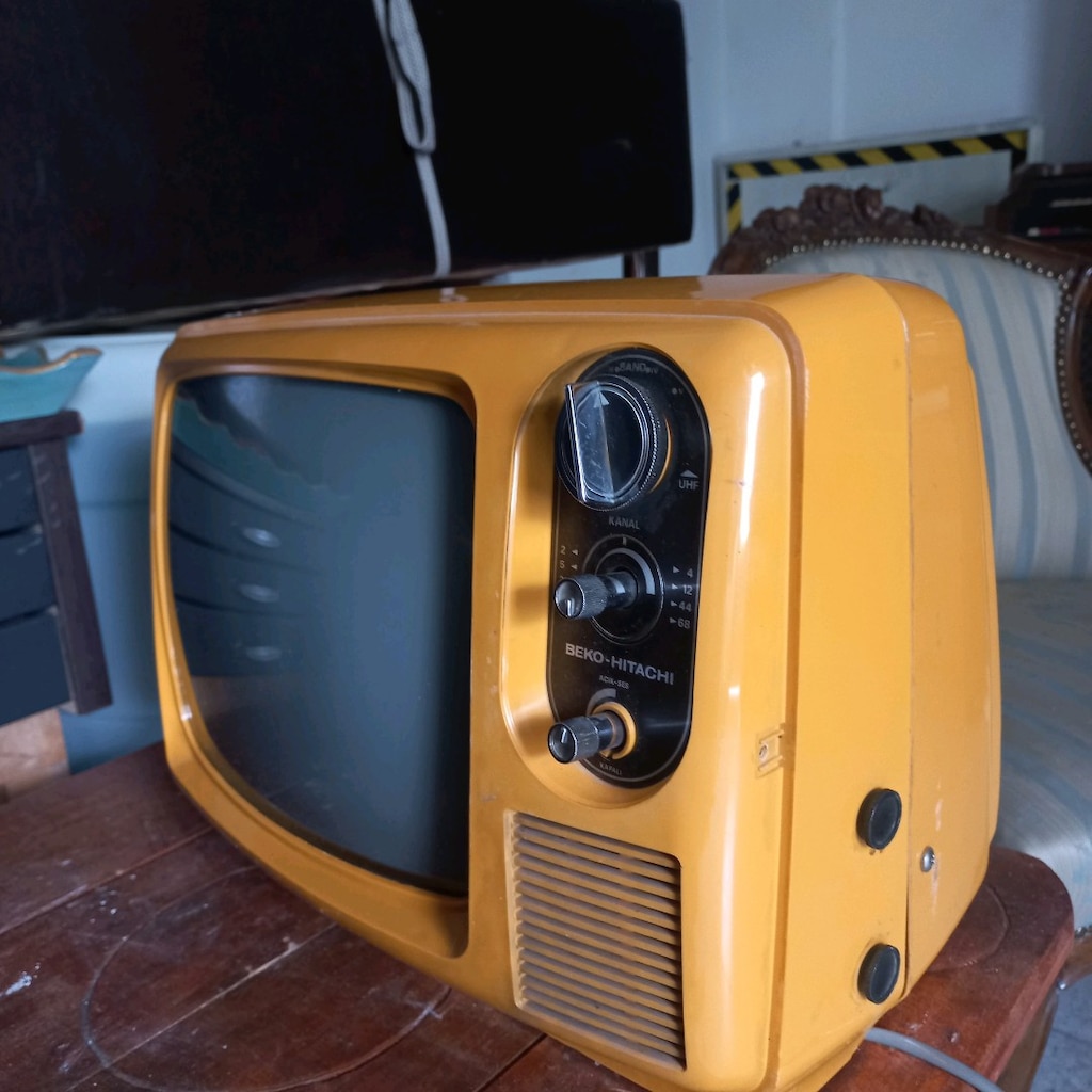 turuncu siyah beyaz tv - 4