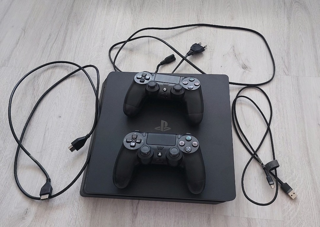 Az Kullanılmış, Kutusunda PlayStation 4 (2 Kol + Oyunlar Dahil) - 2