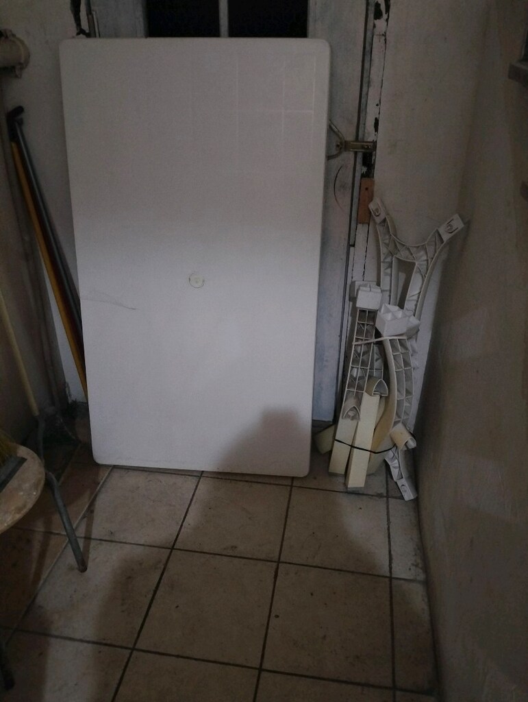 plastik yemek masası ayaklı takıyorsun ayaklarını geri çıkarabilirsini - 2