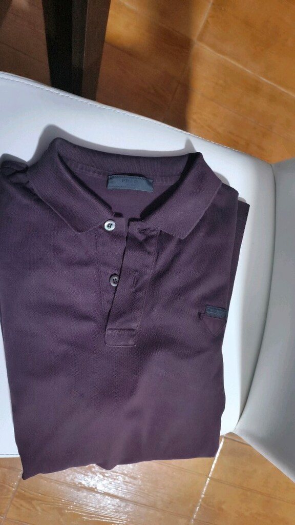 Prada mürdüm ya da vişne çürüğü rengi şık hafif likralı tshirt..