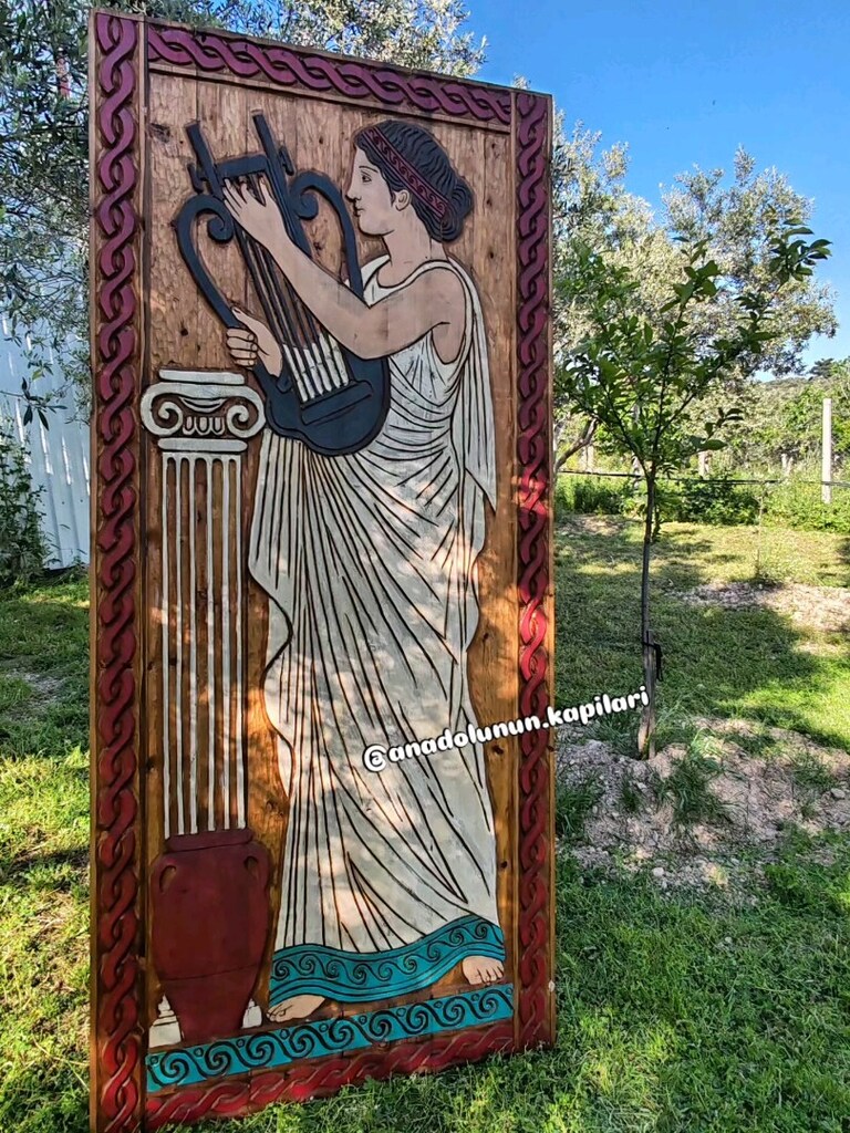 Zamanın sesini ahşaba işledik…94 x 208 cm ölçülerinde, - 2