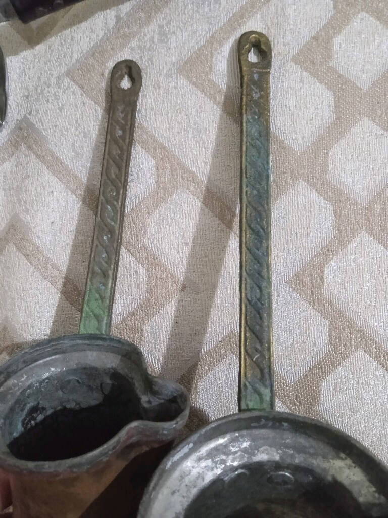 3 ADET İŞLEMELİ PİRİNÇ SAPLI MARKALI DAMGALI BAKIR KAHVE CEZVESİ - 4