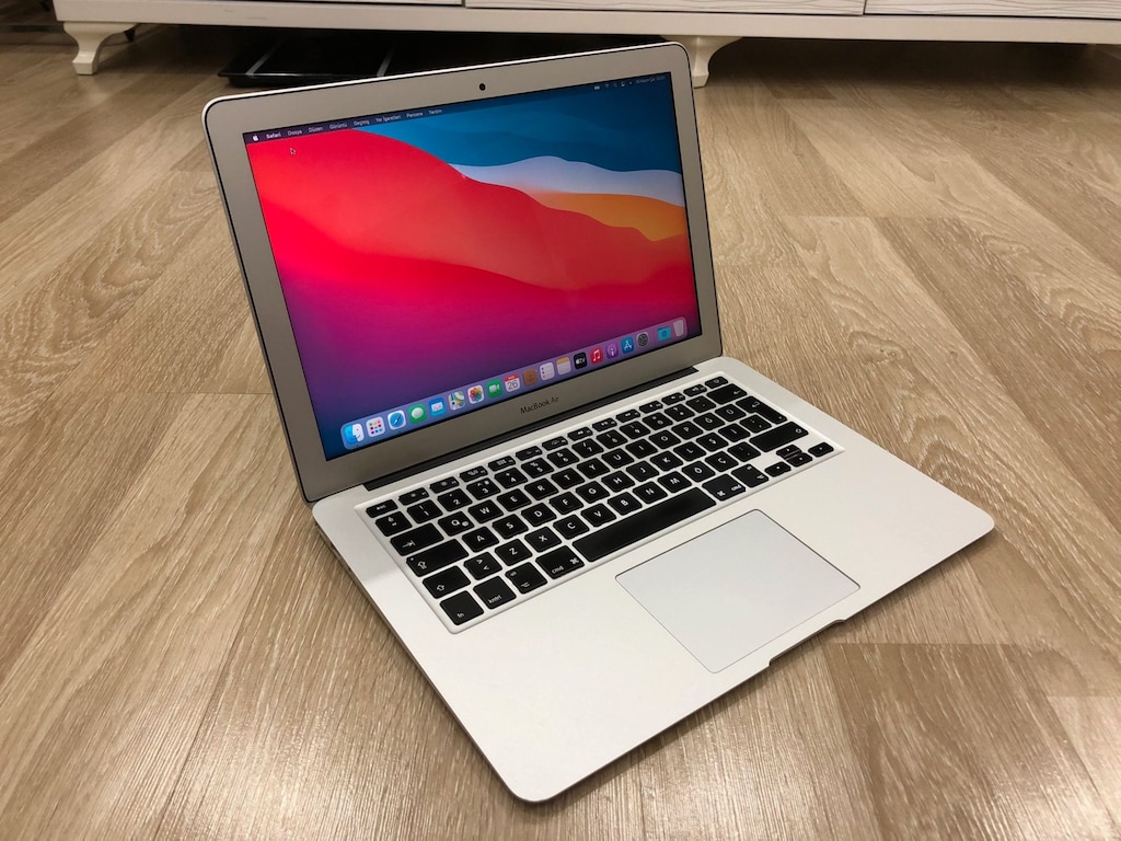 APPLE MACBOOK LAPTOP 2017 - 4