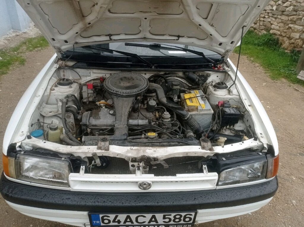 Mazda 323 Sedan - 8