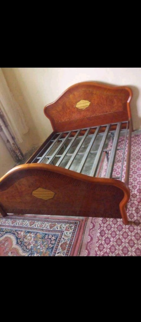 Çift kişilik çift ahşap başlıklı demir iskeletli yatak malzemeleri