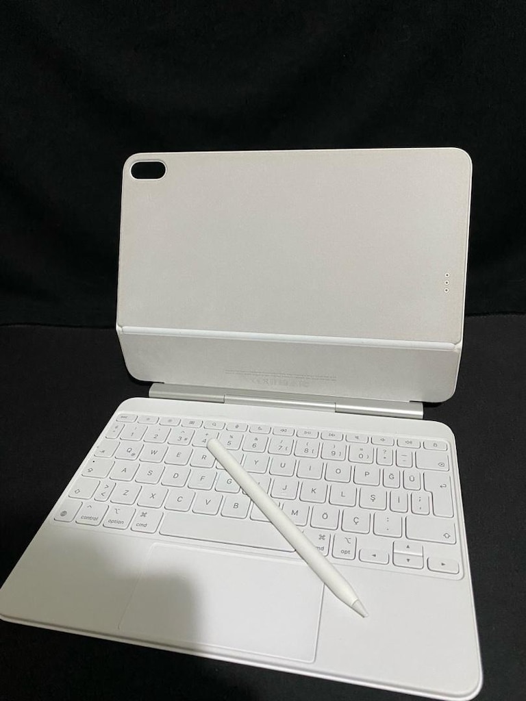 İPad Air M3 11 + Magic keyboard+ Apple Pencil Type -C - 5
