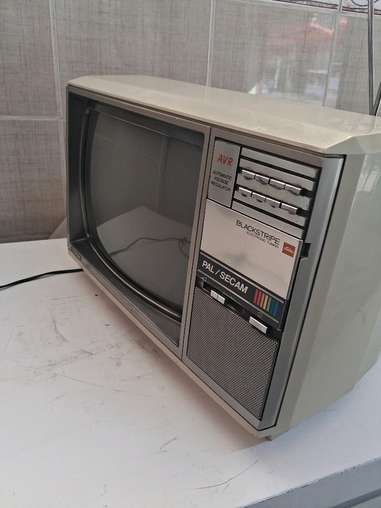 ESKİ RENKLİ TELEVİZYON ELEKTRİK GELMİYOR ARKA TARAFINDA ÇATLAK VAR - 3