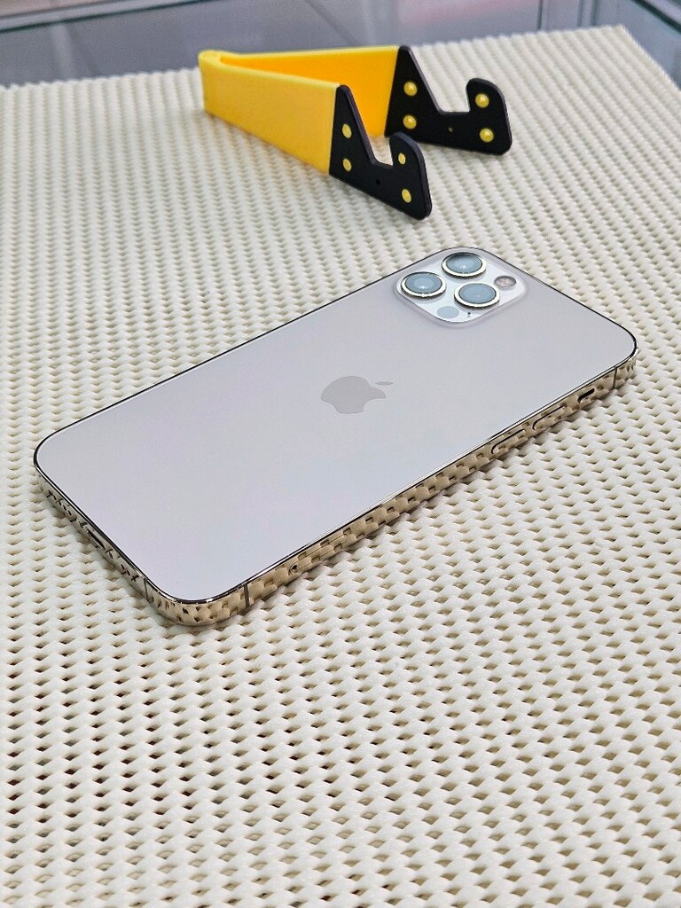 iPhone 12 Pro Gold - 6