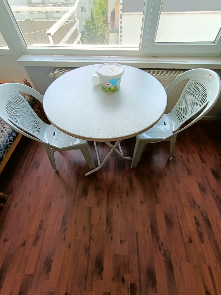 Yeni yuvarlak masa ve 2 plastik sandalye - 2