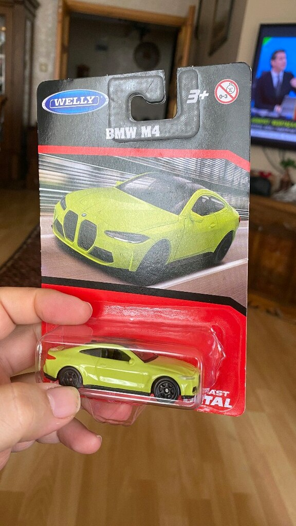 Welly BMW M4 Neon Yeşil Mini Araç - 5
