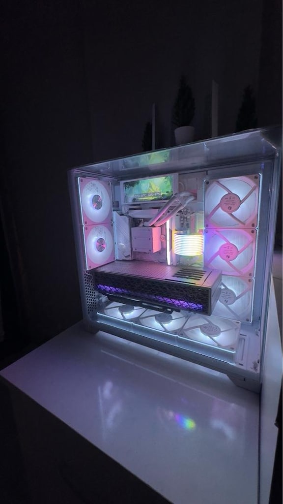 AMD RYZEN 7 7800X3D-AMD RX 9070 XT-32GB RAM-2 TB SSD 15 AY GARANTİLİ