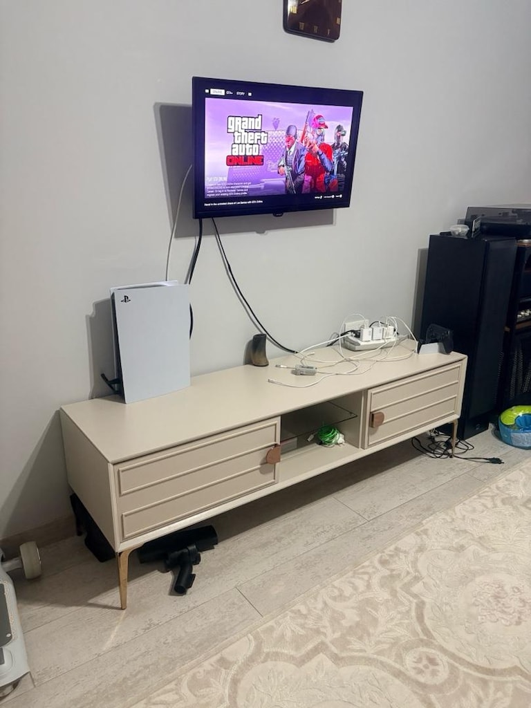 ALFEMO TV ÜNİTESİ ÇOK TEMİZ