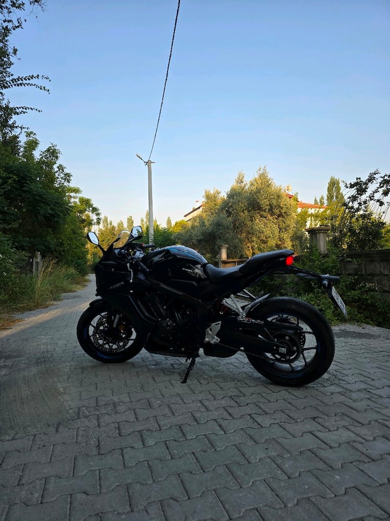 2023 Cbr 650 R 7100 km - 5
