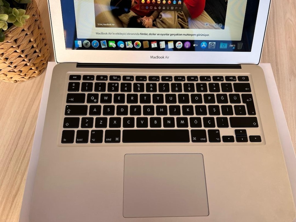 Apple MacBook Air 13.3” i5-5250 8gb Ram 128gb - 8