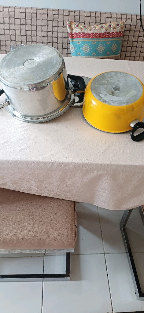 2 tane tencere kapaklı