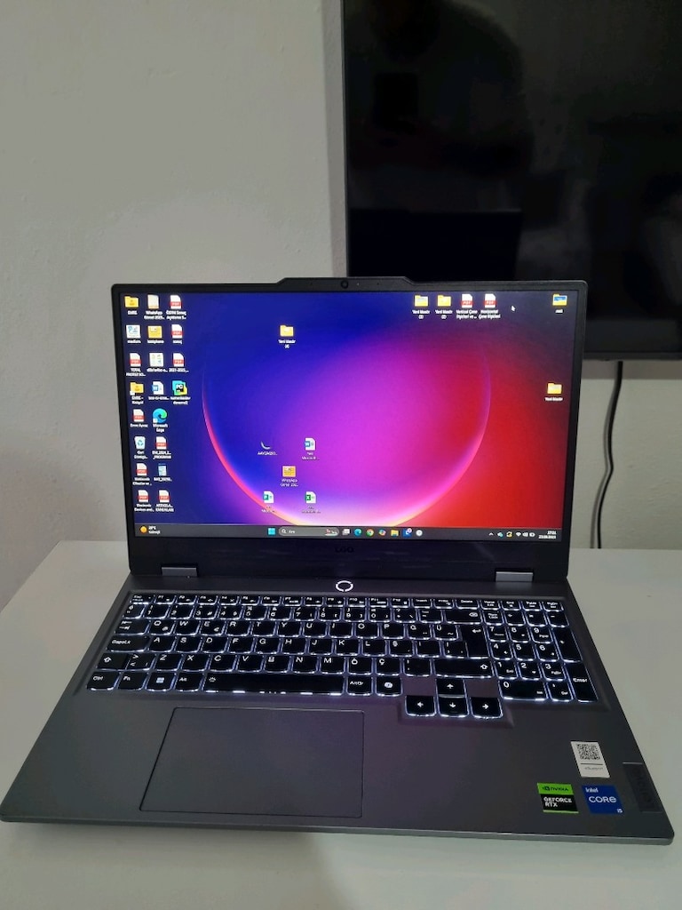 lenovo LOQ 15IAX9 - 12