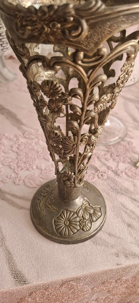 25 CM Vintage Gümüş Renkli Üzüm Motifli İşlemeli Dekoratif Metal Vazo - 2