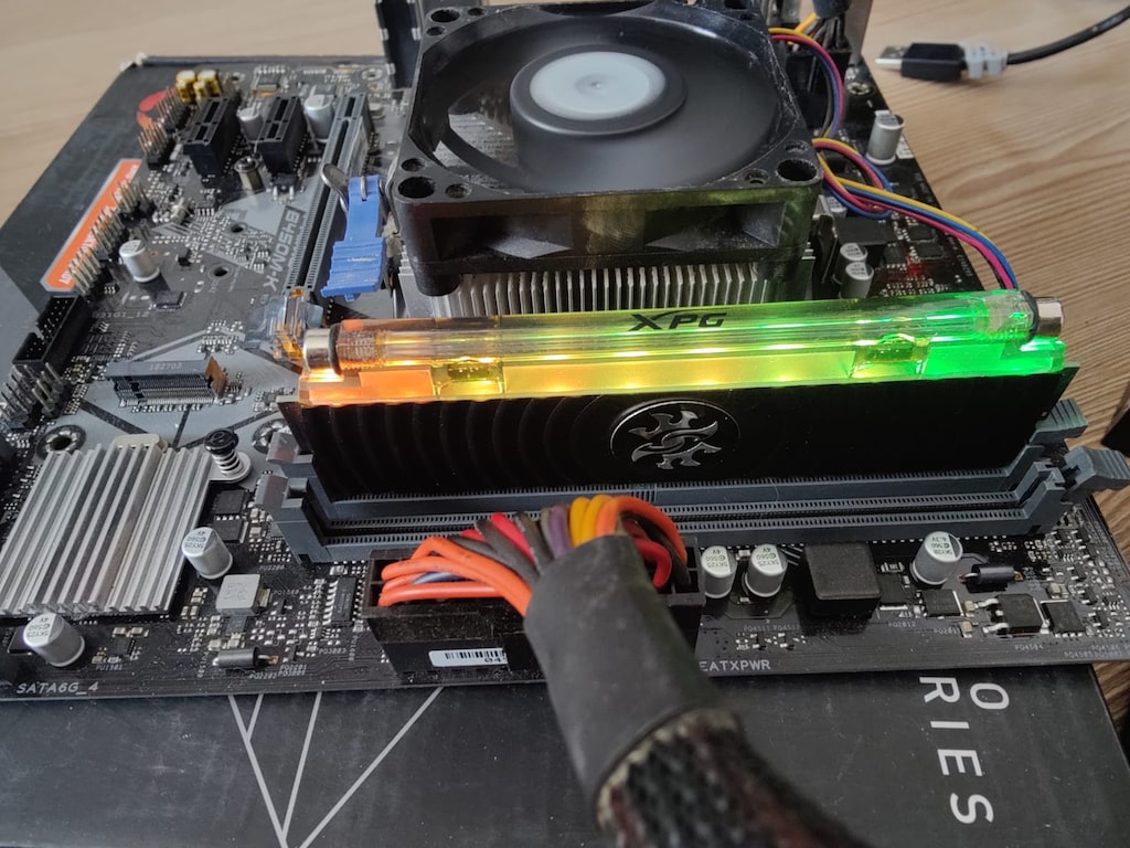 XPG 8 GB RGB DDR4 RAM - 10