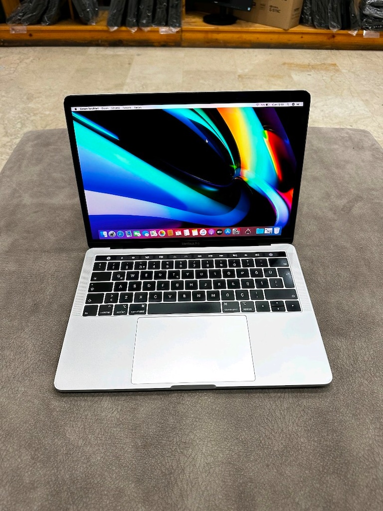 Macbook Pro Intel i5 8 GB RAM 2 K Retina ekran - 3