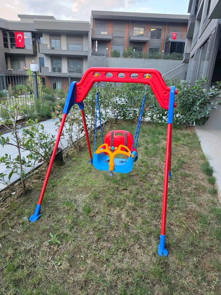 Kırmızı ve mavi çocuk salıncağı - 3