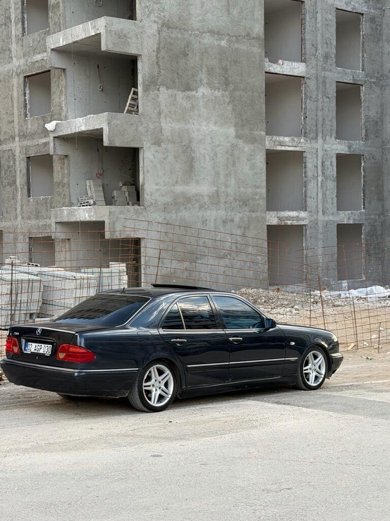 MERCEDES E200 - 2