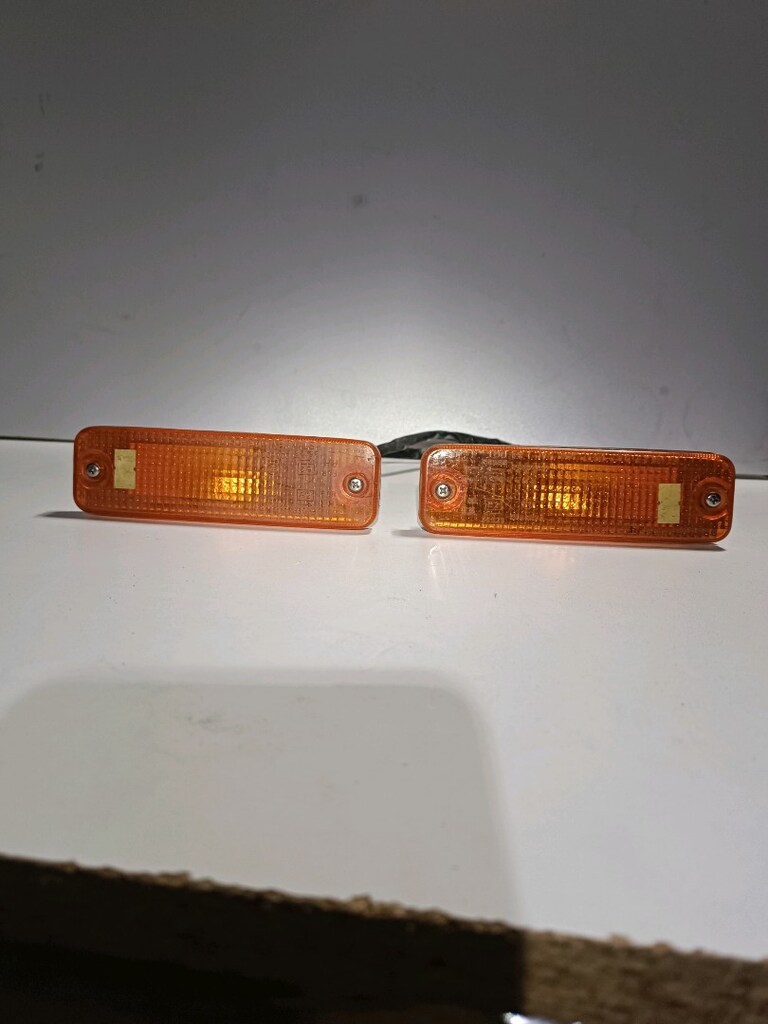 Mazda 323 ön tampon sinyal sağ 85.89 orijinal çıkma parça - 2