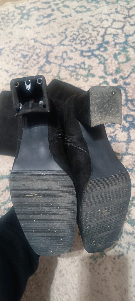 Siyah süet malzemeden dizüstü, topuklu ve tokalı çizmeler. Sokak stili - 5