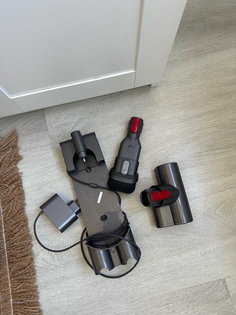 dyson v8 - 3