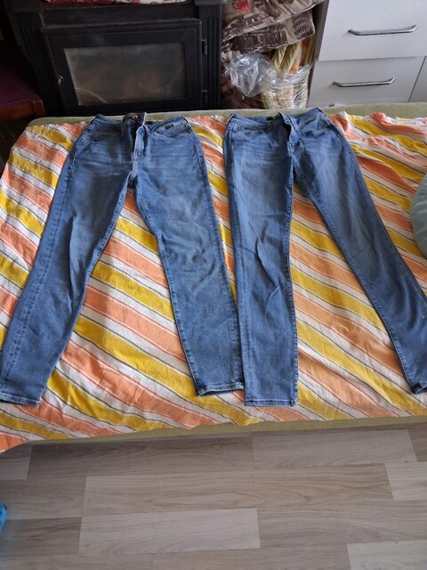 2 tane mavi kot pantolon ve 1 tane siyah kot pantolon 2. el