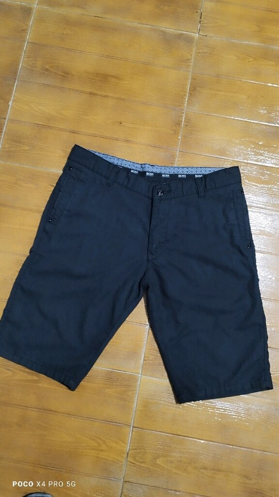 #Hugo Boss çok pahalı ve ünlü markadan bermuda şort pantolon..