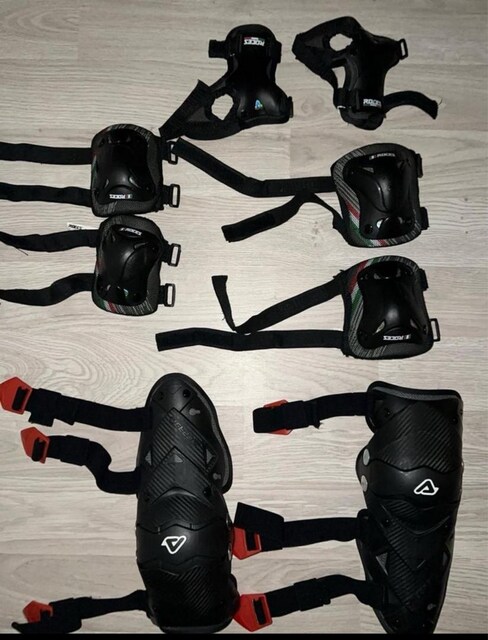 Siyah Deri Motosiklet Dizlikleri Velcro Bantlı