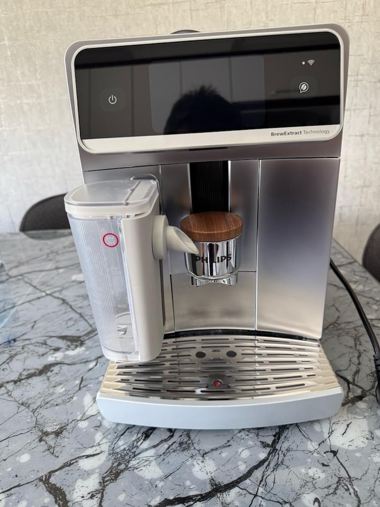 PHILIPS 8000 Serisi LatteGo Pro Café Aromis Kahve Makinesi