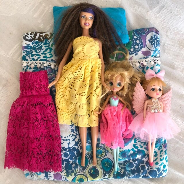 1 BARBIE ve 2 ufak bebek Yastık + yorgan + elbise hediyeli