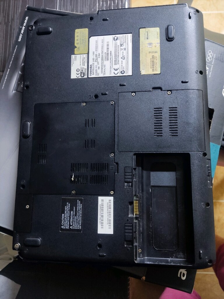 Toshiba satalite L40 14h laptop - 2