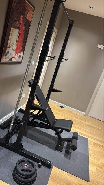 squat reck bench bar ve ağırlıklar