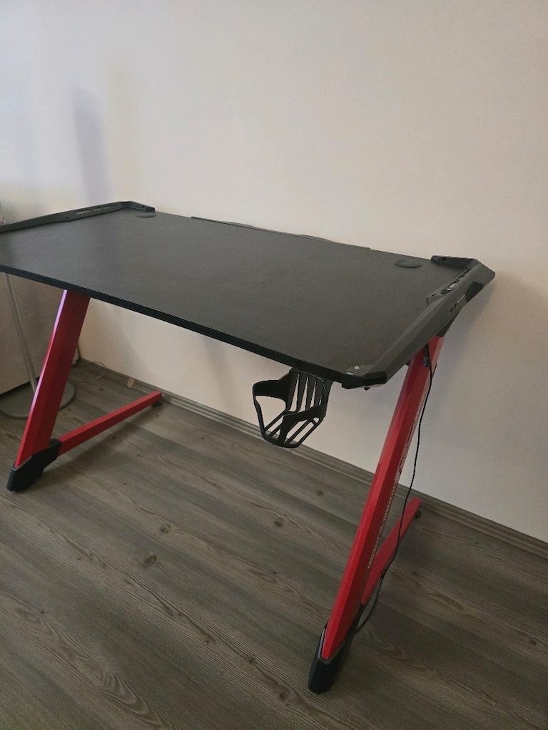 Adore Işiklı Bilgisayar Masası ve sandalyesi