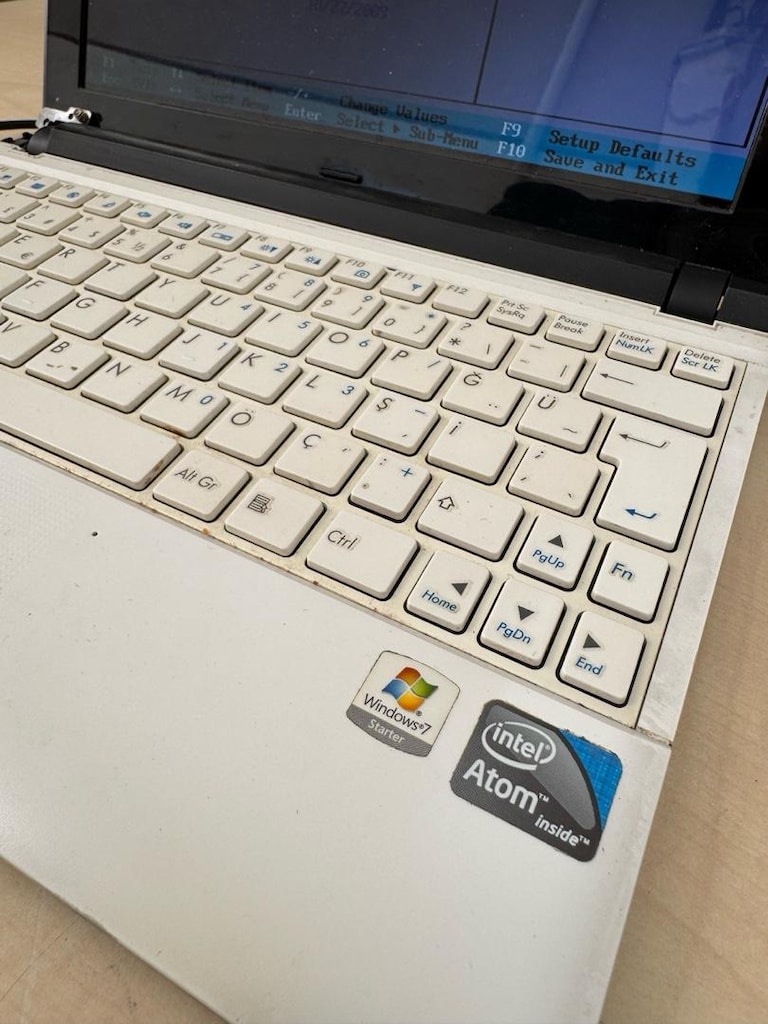 Grundig Mini Netbook Laptop + Şarj Aleti (10.1 inç / 2GB RAM / 250GB H - 3