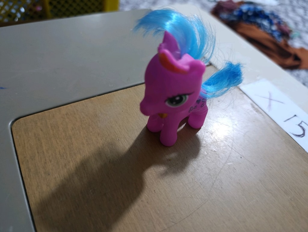 My Little Pony tarzında, parlak pembe gövdeli ve taranabilir canlı mav - 4