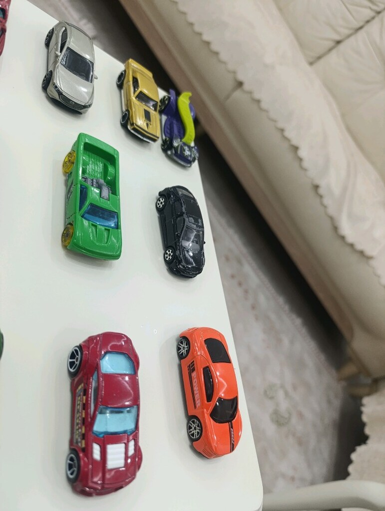 oyuncak araba 26 tane araba var 15 hot wheel 6 matchbox 5 normal araba - 5