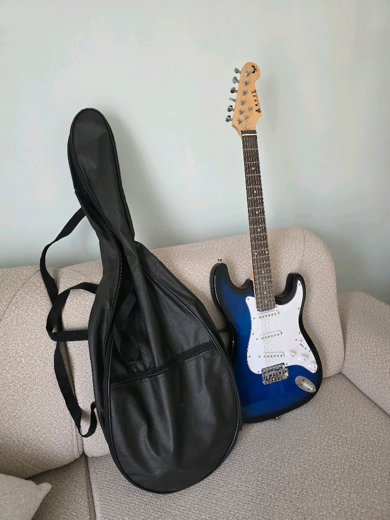 Gitarım kılıfı, kablosu ve penalarıyla birlikte satışta - 4
