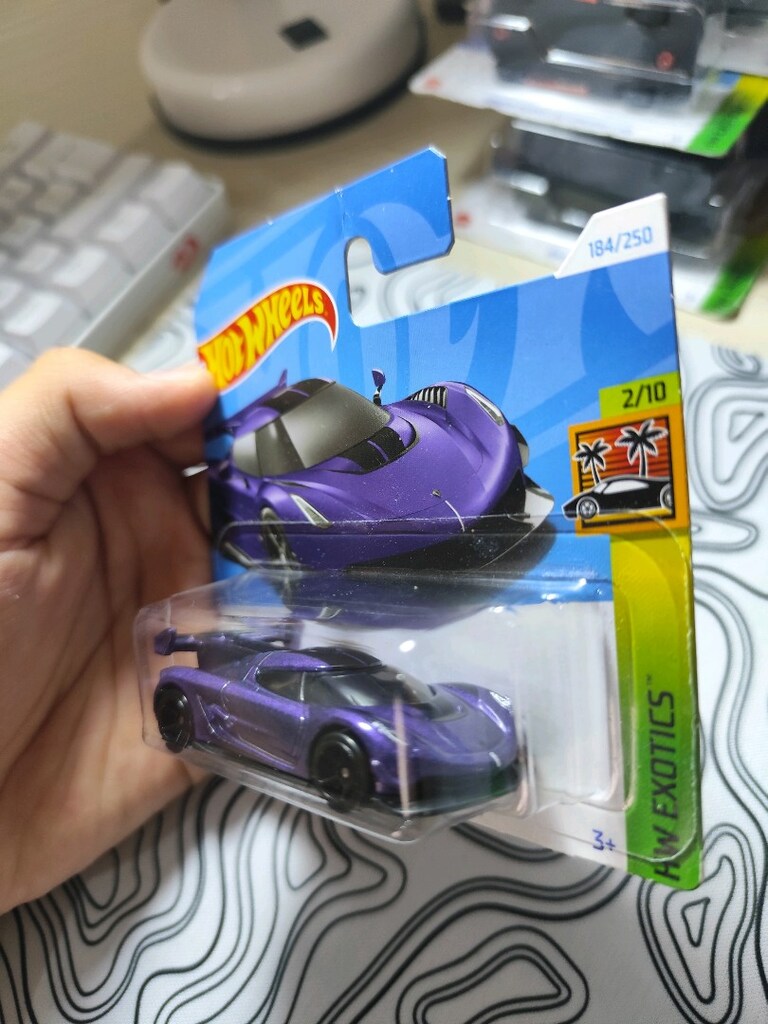 Hot Wheels markasına ait, mor renkte Koenigsegg Jesko model araba. Kol - 2