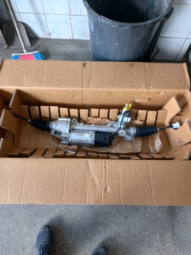 c180 w204 ELEKTIRIKLI DIREKSYON KUTUSU C180 C260 c200. 2044605300