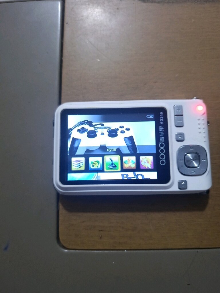 Kılıflı Retro El Konsolu ve Multimedya Oynatıcı (QOOO HD246) - Adaptör - 2