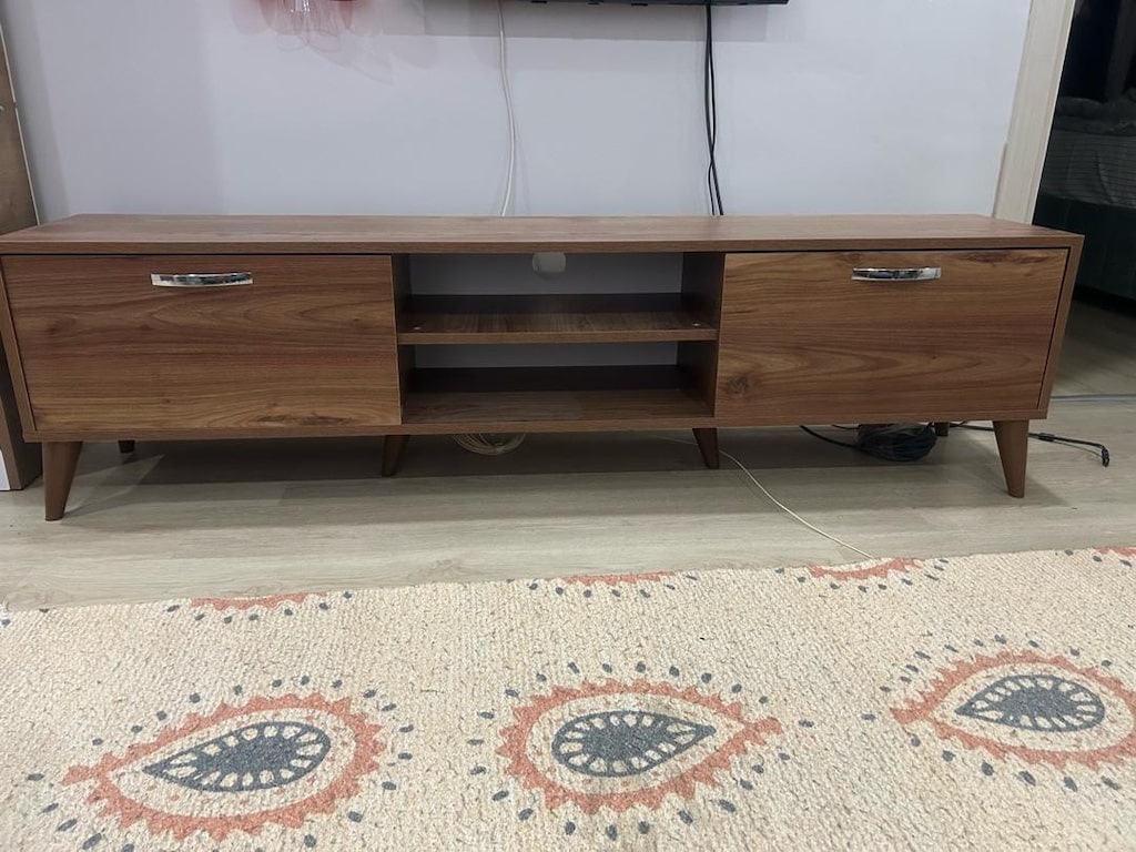 Modern Ahşap Desenli TV Ünitesi (Temiz ve Kullanışlı)